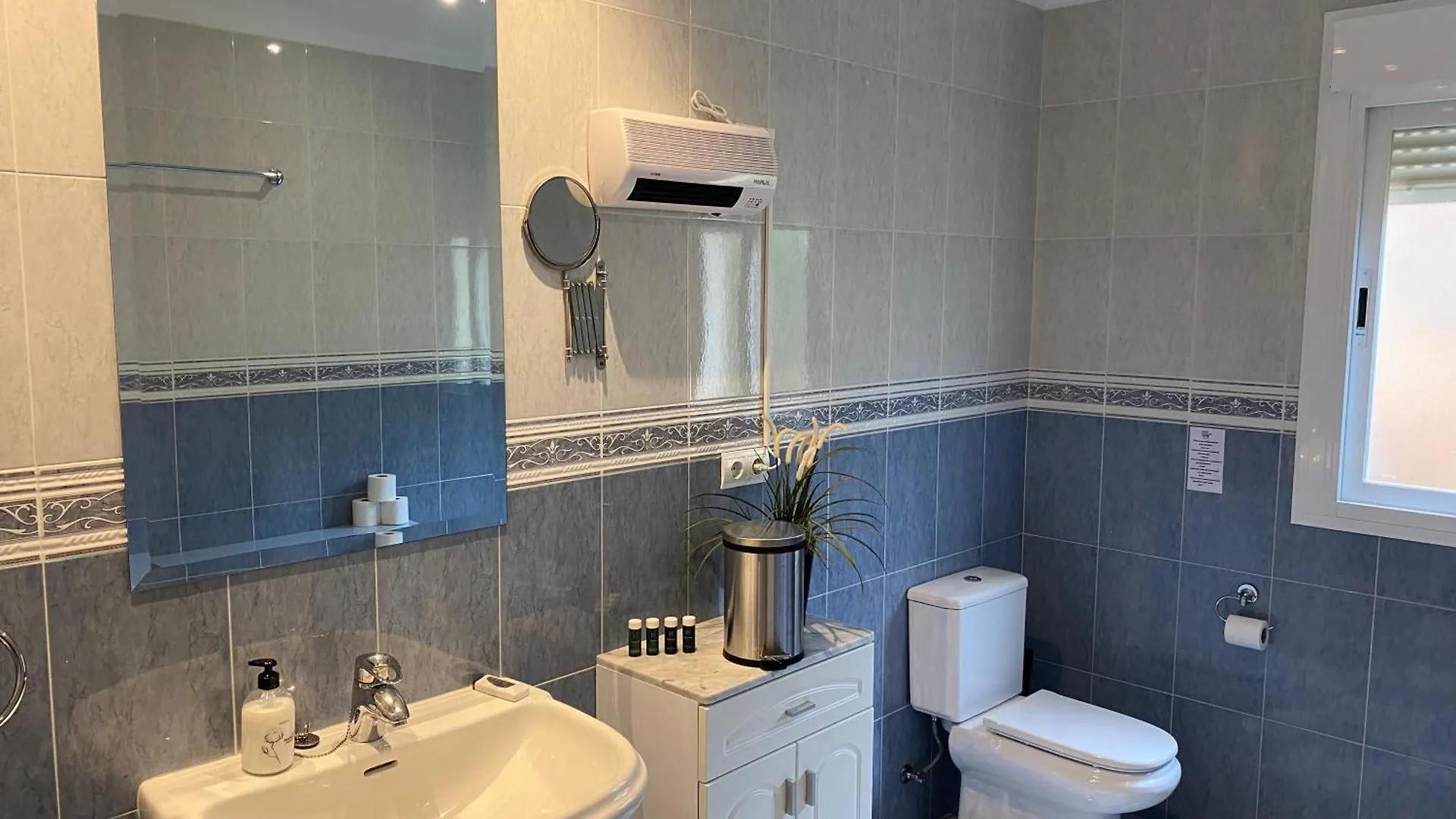 Villa Manana 미하스 B&B
